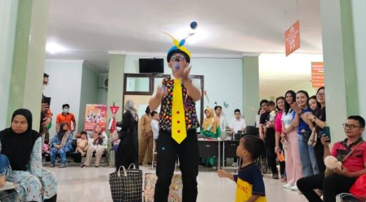 RS Mutiara Sukma memfasilitasi kegiatan dari Clown Ministry Indonesia bersama Mr. Joy mengibur anak-anak di Poli Tumbuh Kembang RS Mutiara Sukma